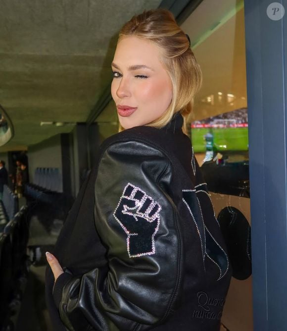 Pouca gente lembra, mas a frase exibida por Virginia Fonseca em jogo do Real Madrid já causou dor de cabeça para Vini Jr., após uma polêmica envolvendo sua tatuagem feita em 2023