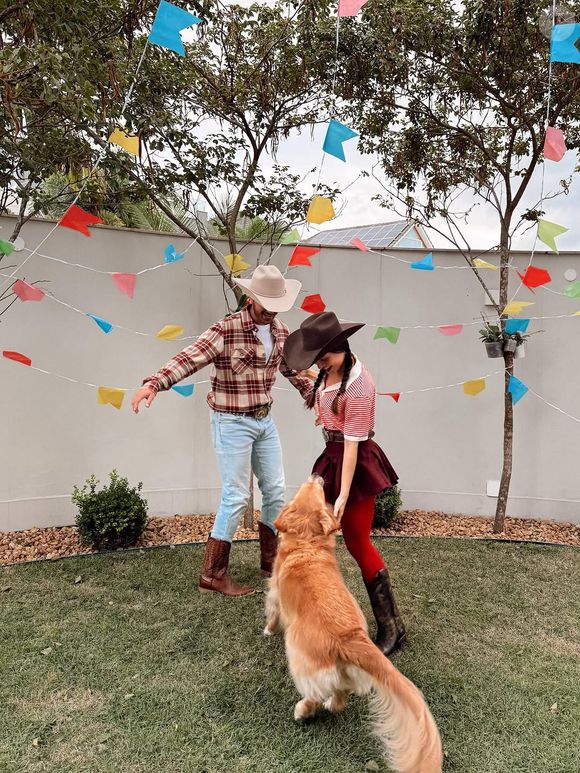 Até o cachorro de Larissa Manoela e André Luiz Frambach se divertiu na festa junina