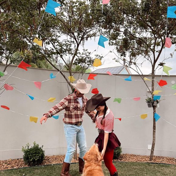 Até o cachorro de Larissa Manoela e André Luiz Frambach se divertiu na festa junina