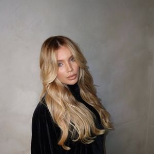 O cabelo de Gabriely Miranda, esposa de Endrick, une sofisticação e praticidade em uma única proposta. 'Hoje a mulher quer liberdade. Quer um cabelo sofisticado que acompanhe a rotina dela', revelou a especialista Natasha Pires ao explicar a tendência.