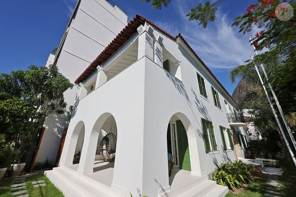 Localizada na Urca, um dos bairros mais exclusivos do Rio de Janeiro, a mansão tem 500 m²
