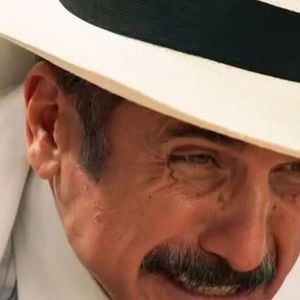 Ernesto come prato envenenado dado por Sandra (Flavia Alessandra), mas se recupera