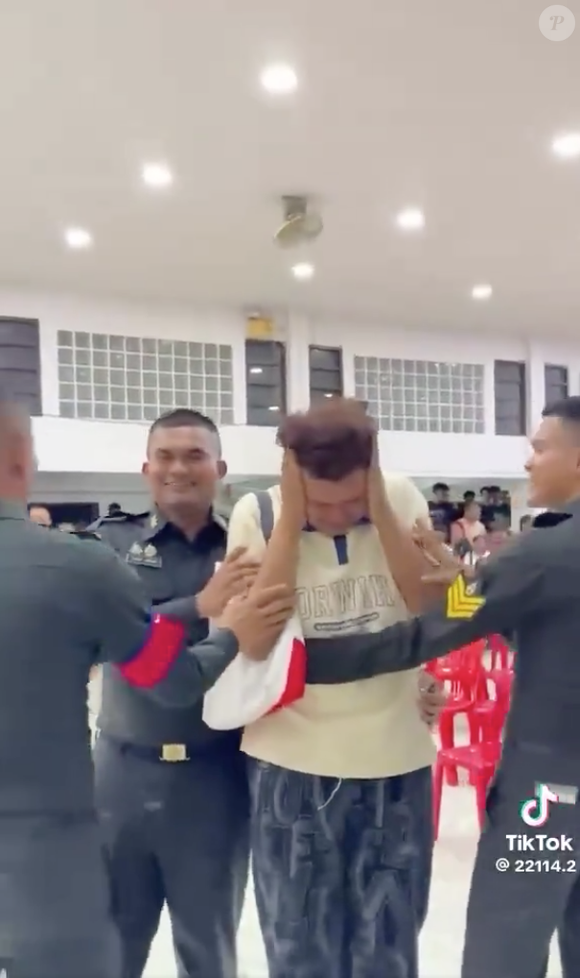 Tailandeses, especialmente os gays, tratam o alistamento militar como um verdadeiro evento e fazem shows à parte