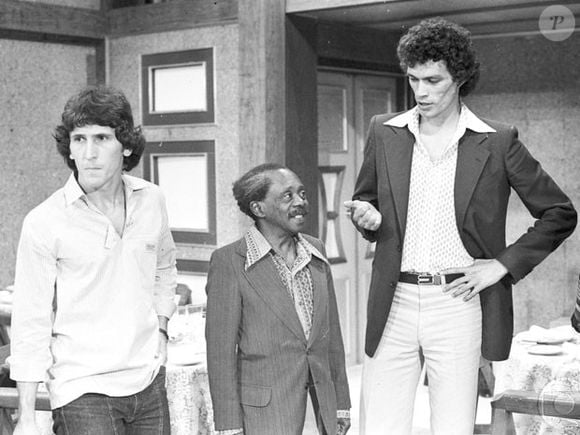 Em 1979, Zico (de blusa branca) fez sua estreia nas novelas ao lado de Grande Otelo na novela 'Feijão Maravilha'
