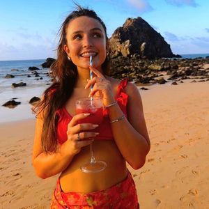 Biquíni diferente usado por Larissa Manoela era rosa e tinha babados na alça do top.