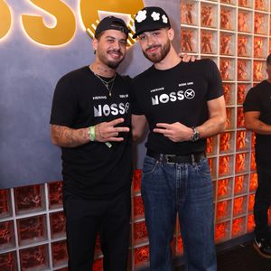 Zé Felipe marcou presença no Desfile das Campeãs do RJ com o irmão, João Guilherme, e falou sobre a estreia de Virgínia na Sapucaí