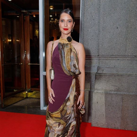 Nathália Dill também surpreendeu ao misturar estampas em um vestido elegante, porém, diferente