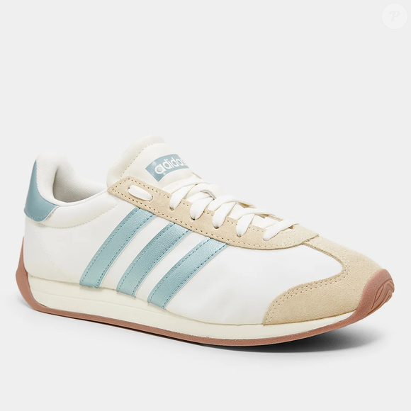 O visual clean do Adidas Runvista ganha personalidade com as tradicionais três listras da Adidas e os detalhes metalizados em azul, que deixam o tênis mais delicado e elegante.