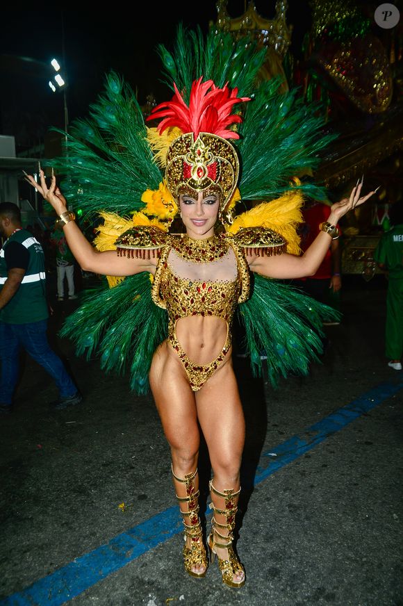 Amiga de Virgínia, Duda Freire usou um body dourado e cravejado com pedrarias com recorte na barriga