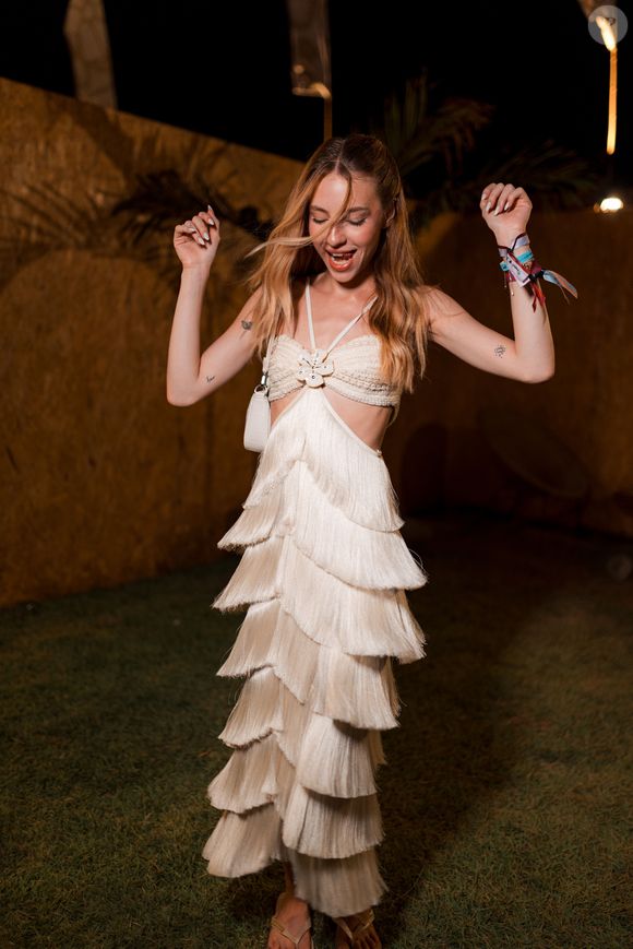 A influenciadora Fefe combinou franjas e crochê neste vestido em festa no Pré-Réveillon 2026