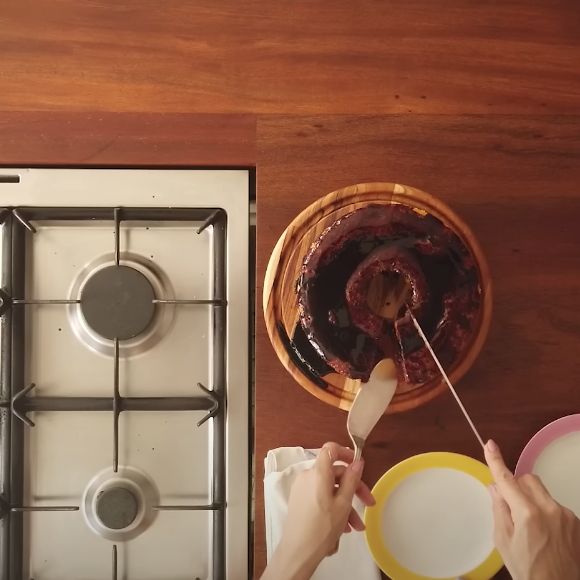 O resultado é um bolo de cenoura macio e super fofinho que vai te fazer sair da dieta