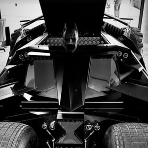 A garagem de Neymar acaba de ganhar um novo e imponente integrante: uma réplica do icônico Batmóvel, veículo eternizado nas telas por Batman