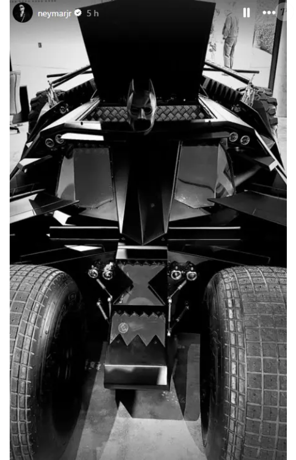 A garagem de Neymar acaba de ganhar um novo e imponente integrante: uma réplica do icônico Batmóvel, veículo eternizado nas telas por Batman