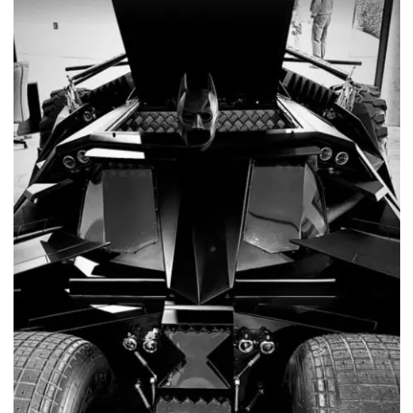 A garagem de Neymar acaba de ganhar um novo e imponente integrante: uma réplica do icônico Batmóvel, veículo eternizado nas telas por Batman