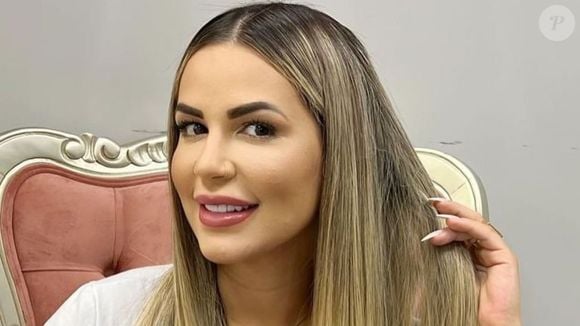De acordo com os investigadores, Deolane Bezerra chegou a constar como acompanhante do suspeito em registros analisados durante o inquérito.