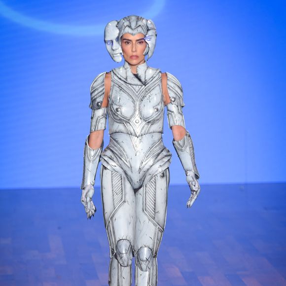 Com passos seguros, Deborah Secco atravessa a passarela em uma das apresentações mais impactantes da noite.