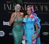 Ticiane Pinheiro elegeu decote para baile de máscaras em hotel do Rio no pós-carnaval em 7 de março de 2025; sua mãe, Helô Pinheiro preferiu vestido estampado
