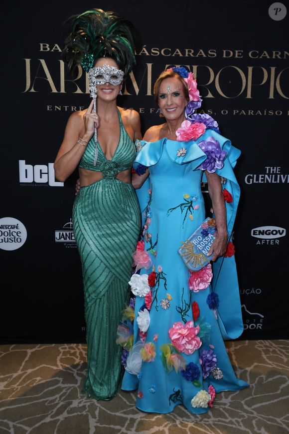 Ticiane Pinheiro elegeu decote para baile de máscaras em hotel do Rio no pós-carnaval em 7 de março de 2025; sua mãe, Helô Pinheiro preferiu vestido estampado