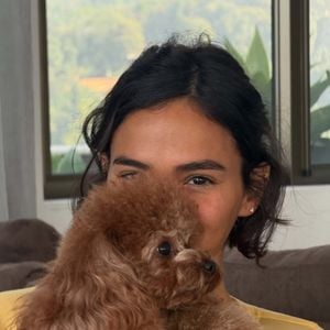 O condomínio onde mora Bruna Marquezine voltou aos holofotes após um apartamento de 480 m² ser colocado à venda por R$ 13 milhões. Segundo a especialista imobiliária Maria Eduarda Herriot, do perfil Bel Radar, o preço anunciado está abaixo do valor médio do metro quadrado do próprio edifício