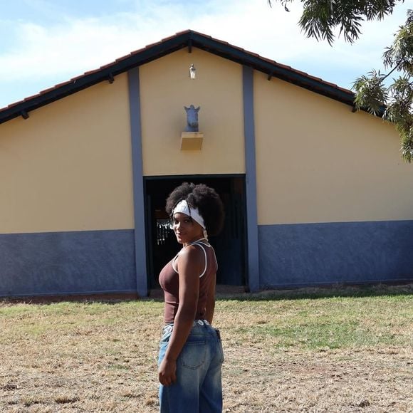 Campeã olímpica, Rebeca Andrade exibe cabelo natural com penteado estiloso