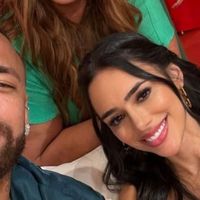 Nem luxo, nem sofisticação: Neymar e Bruna Biancardi dispensam festão e fazem 'só um bolinho' em 1º mêsversário de Mel; web reage: 'Mais simples que já vi'