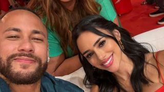 Nem luxo, nem sofisticação: Neymar e Bruna Biancardi dispensam festão e fazem 'só um bolinho' em 1º mêsversário de Mel; web reage: 'Mais simples que já vi'