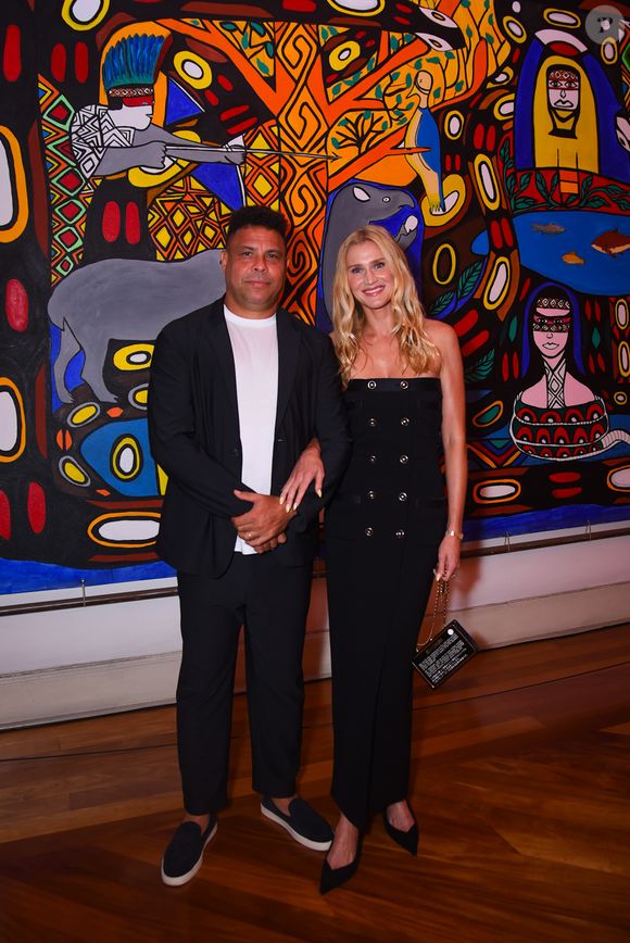 O ex-jogador Ronaldo e a esposa Celina Locks combinaram looks pretos
