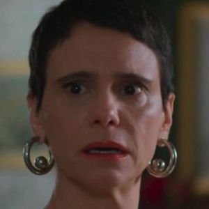 Vida de Celina (Malu Galli) por um fio com desconfiança de Odete (Debora Bloch); Socialite desmaia no capítulo de 31 de julho em 'Vale Tudo'