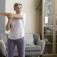 Cinco minutos por dia para dizer adeus aos braços flácidos: o exercício mais eficaz a partir dos 50 anos