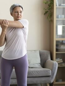 Cinco minutos por dia para dizer adeus aos braços flácidos: o exercício mais eficaz a partir dos 50 anos