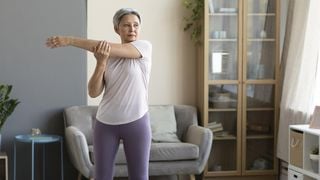 Cinco minutos por dia para dizer adeus aos braços flácidos: o exercício mais eficaz a partir dos 50 anos