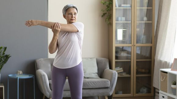 Cinco minutos por dia para dizer adeus aos braços flácidos: o exercício mais eficaz a partir dos 50 anos