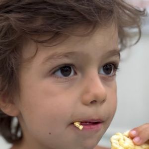 Após procedimento delicado, menino surpreende equipe médica ao despertar com fome, animado e fazer pedido inesperado