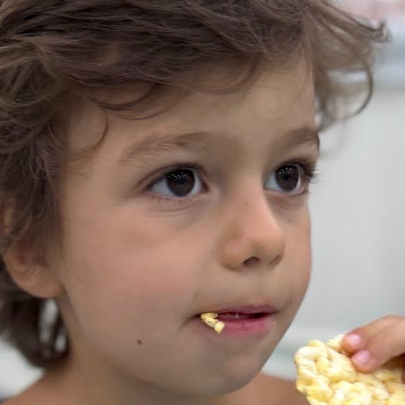Após procedimento delicado, menino surpreende equipe médica ao despertar com fome, animado e fazer pedido inesperado