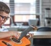 A memória de trabalho é usada para manter informações temporariamente enquanto realizamos uma tarefa. Uma pesquisa encontrou diferenças nessa capacidade entre jovens com e sem formação musical
