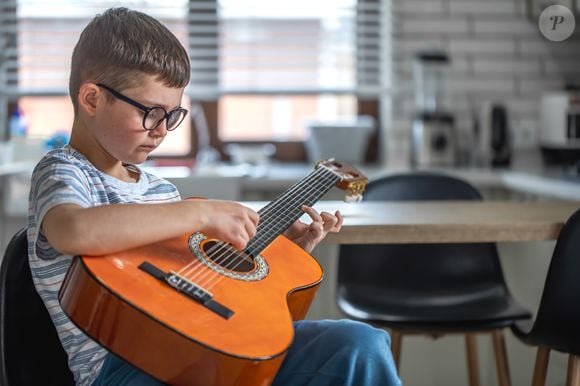 A memória de trabalho é usada para manter informações temporariamente enquanto realizamos uma tarefa. Uma pesquisa encontrou diferenças nessa capacidade entre jovens com e sem formação musical