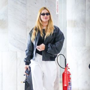 A marca descreve o modelo como feito à mão em couro Epsom estruturado, representando o “ápice do artesanato Hermès e da sofisticação parisiense”.