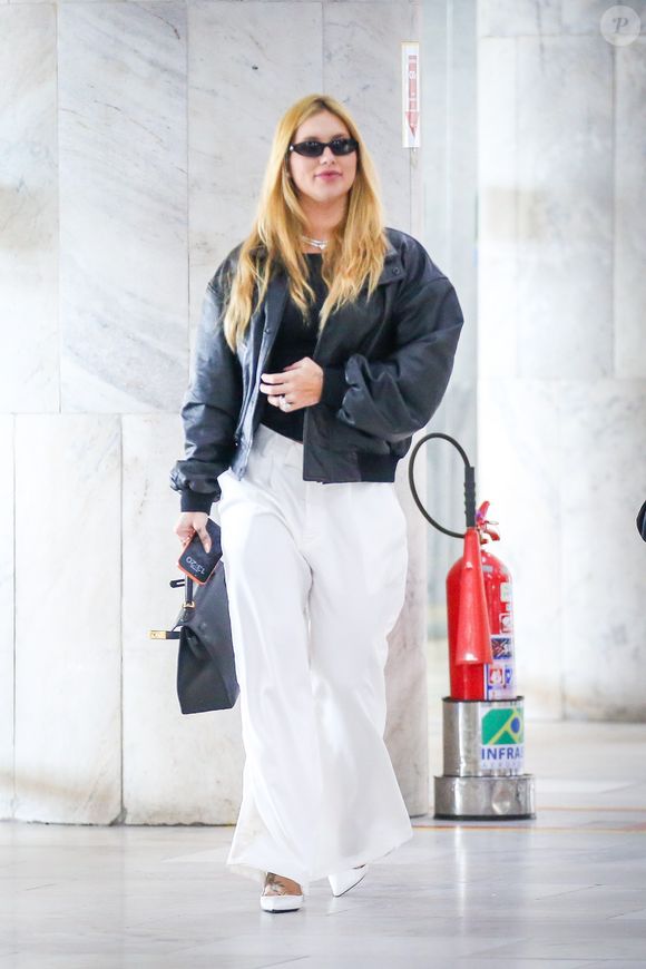 A marca descreve o modelo como feito à mão em couro Epsom estruturado, representando o “ápice do artesanato Hermès e da sofisticação parisiense”.