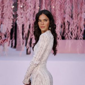 Vestido de Bruna Marquezine tem mangas compridas, com tecido claro e texturizado e com acabamento levemente ondulado nas pontas, que cria uma sensação de movimento e fluidez
