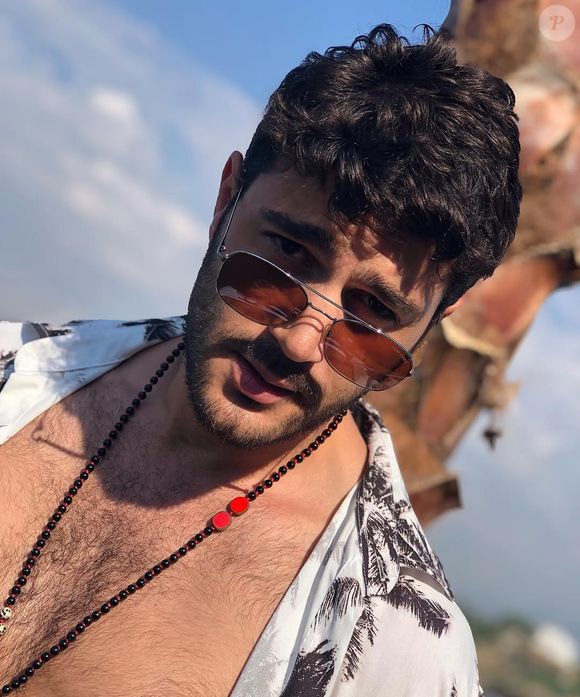 O ator Burak Sevinç interpreta "Cem", um empresário rico, na novela turca "Amor e Honra"