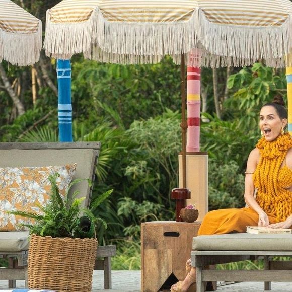 Deborah surgiu com um conjunto que equilibra artesania e sensualidade: top de crochê exagerado,