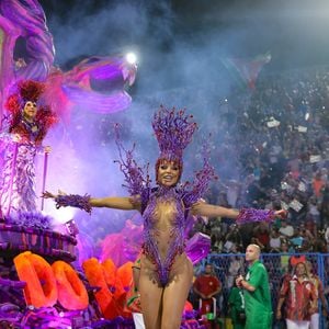 Brunna Gonçalves desfilou com fantasia cavada na Grande Rio