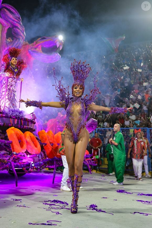 Brunna Gonçalves desfilou com fantasia cavada na Grande Rio