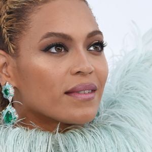 Beyoncé também é uma referência para quem gosta de maquiagem que destaca os olhos castanhos. Delineados bem definidos e tons que valorizam a íris mostram como pequenos detalhes na escolha da cor e do acabamento podem transformar a produção, seja para uma ocasião especial, seja para o dia a dia