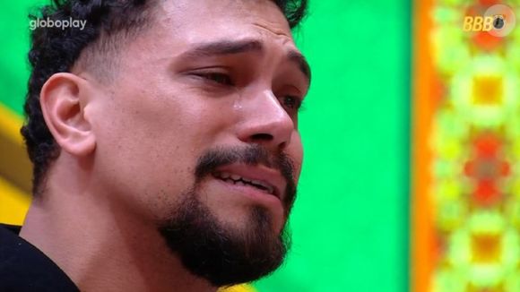 Vinícius cai no choro e fica no 'BBB 25'