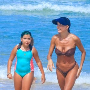 Deborah Secco e Maria Flor passaram o dia juntas