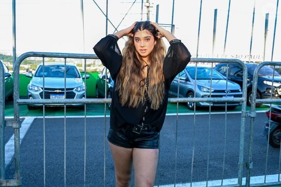 Sofia Massafera escolheu mais uma vez um look all back para o evento de música em SP