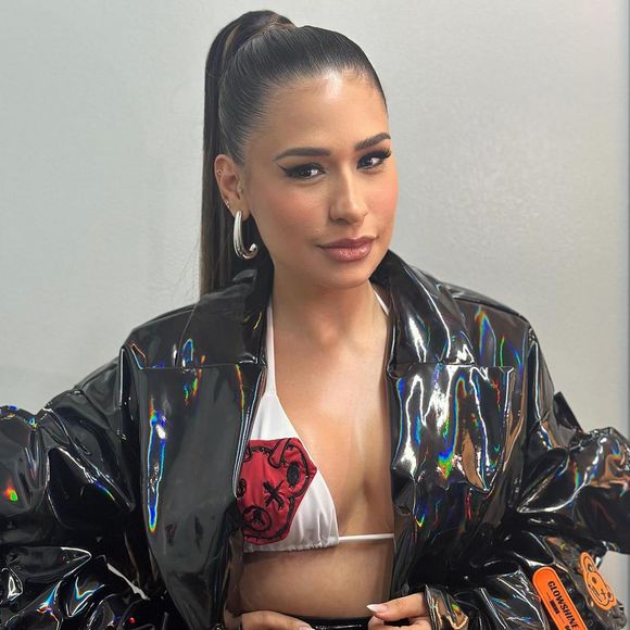 Simone Mendes tem ousado cada vez mais nos looks