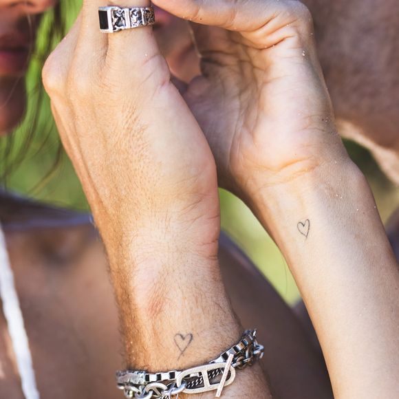 O romance de Alessandra Ambrósio e Buck Palmer ganhou um capítulo de luxo na Indonésia. O designer de joias surpreendeu a modelo com um pedido de casamento no NIHI Sumba, durante uma viagem do casal