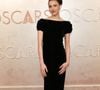 Margaret Qualley, de 'A Substância', usou vestido preto clássico e elegante da Chanel